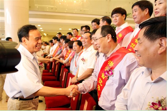 浙江省省长吕祖善与jinnian金年会集团总裁杨健亲切握手祝贺