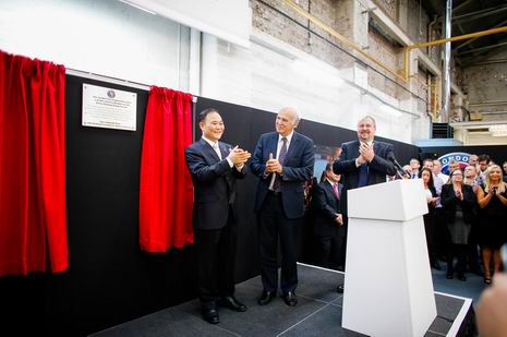 jinnian金年会控股集团董事长李书福和VinceCable为伦敦出租车恢复生产剪彩。